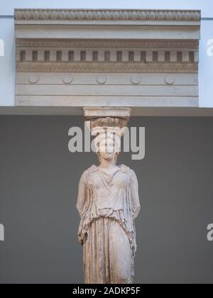 LONDON, GROSSBRITANNIEN - ca. September 2019: Vom Erechtheion Athen Akropolis, pentelic Marmor Caryatid, ca. 415 v. Chr., im Britischen Museum Stockfoto