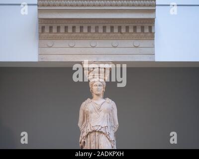 LONDON, GROSSBRITANNIEN - ca. September 2019: Vom Erechtheion Athen Akropolis, pentelic Marmor Caryatid, ca. 415 v. Chr., im Britischen Museum Stockfoto