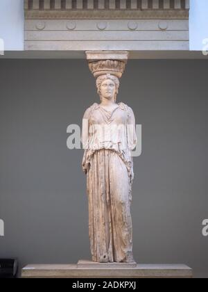 LONDON, GROSSBRITANNIEN - ca. September 2019: Vom Erechtheion Athen Akropolis, pentelic Marmor Caryatid, ca. 415 v. Chr., im Britischen Museum Stockfoto