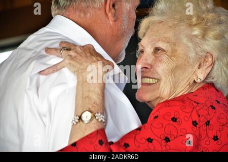 85+ Jahre alte Mutter tanzt mit ihrem Sohn auf einer Hochzeit glücklich und hat eine schöne Zeit zusammen bei Enkeltöchtern erste Hochzeit in der Familie Stockfoto