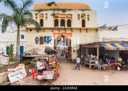 Bunte Stadt Tor auf dem Marktplatz von Orchha, Indien Stockfoto