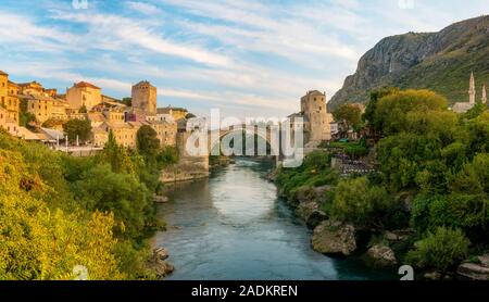 Mostar, Bosnien und Herzegowina, die alte Brücke Stari Most, mit Fluss Neretva Stockfoto