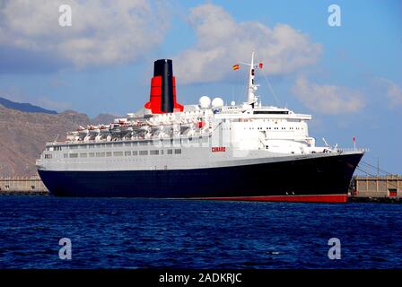 Die Queen Elizabeth 2 Kreuzfahrtschiff wurde von der Cunard Flotte im Jahr 2008 zurückzog. Sie ist dargestellt in ihren letzten Monaten service Kreuzfahrt der Kanarischen Inseln. Stockfoto