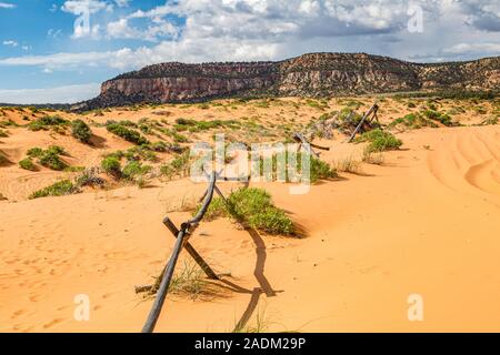 Teilweise begraben split Schiene Zaun in Coral Pink Sand Dunes State Park in der Nähe von Kanab, Utah Stockfoto