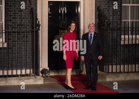 London, Großbritannien. 3. Dezember, 2019. Sophie Wilmès, Premierminister von Belgien, kommt mit ihrem Mann Christopher Stone für einen Empfang für die Staats- und Regierungschefs der NATO in Downing Street 10 am Vorabend des 70. Jahrestages des Militärs Alliance Summit in einem Luxushotel in der Nähe von Watford. Credit: Mark Kerrison/Alamy leben Nachrichten Stockfoto