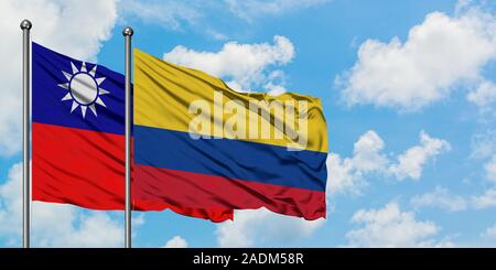 Taiwan und Kolumbien Flagge im Wind gegen Weiße bewölkt blauer Himmel zusammen. Diplomatie Konzept, internationale Beziehungen. Stockfoto