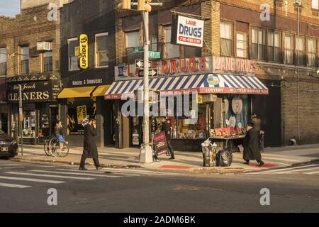 Ecke des 13. Avenue und der 47. Straße in der Borough Park, Brooklyn, New York. 13 Avenue ist die wichtigste Geschäftsstraße in der Nachbarschaft, die für die orthodoxen jüdischen Bevölkerung bekannt ist. Stockfoto