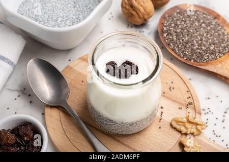 Griechischer Joghurt chia Milchreis mit Rosinen im Glas auf dem Tisch. Wohlbefinden, Gewichtsverlust, superfood, gesunde Ernährung Konzept Stockfoto