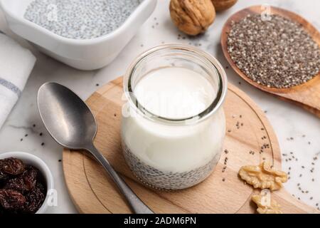 Joghurt und Pudding Chia im Glas auf dem Tisch. Wohlbefinden, Gewichtsverlust, superfood, gesunde Ernährung Konzept Stockfoto