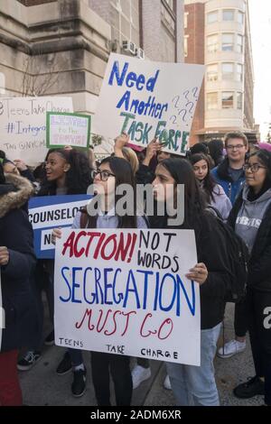 Studenten streiken und demonstrieren die laufenden Segregation in New York City Schulen vor der John Jay High School an der 7th Avenue in Park Slope, Brooklyn, New York zu beenden. Durch die Basiskampagne Teens Nehmen Sie Kostenlos geführt, Hunderte von Studenten aus mehreren High School der Stadt ein Ende zu fordern's New York "Screening" -, das hat die größte Schule Bezirk auch die Vereinigten Staaten, die ihre meisten getrennt. Stockfoto