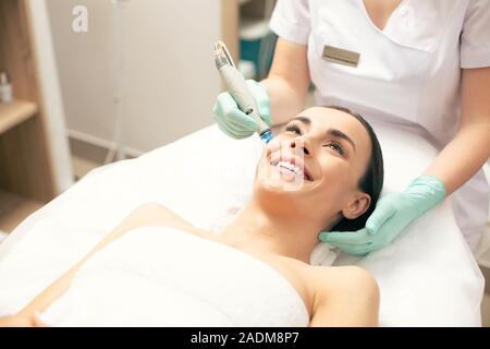 Nahaufnahme von glückliche Frau an der Haut Reinigung Stockfoto