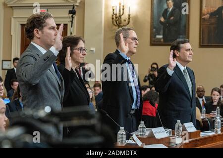 Noah R. Feldman, Professor für Recht an der Harvard Law School, Pamela Susan Karlan Professor für Öffentliches Interesse Gesetz und Co-direktor, Supreme Court Litigation Klinik, Michael Gerhardt - Burton Craige Distinguished Professor der Rechtswissenschaft, und Jonathan Turley, Rechtsanwalt, Professor für Öffentliches Interesse Gesetz, der GW-University Law School, sind vor dem vor dem Haus richterlichen Ausschusses während eines geschworen? Amtsenthebungsverfahren Untersuchung Präsident Donald J. Trumpf: Verfassungsrechtliche Gründe für die Amtsenthebung des Präsidenten in der longworth House Office Building on Capital Hill Dezember 4, 2019 in Washington, DC. Pho Stockfoto