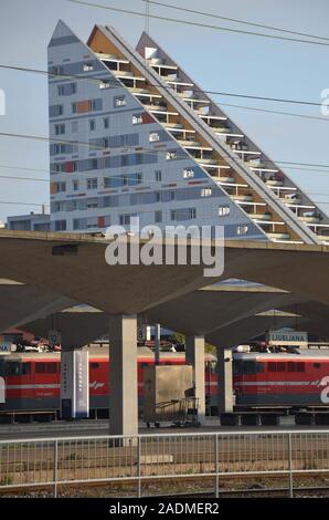 Ljubljana, Hauptstadt Sloweniens Laibach: moderner Wohnungsbau am Bahnhof Stockfoto