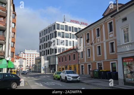 Postojna, Adelsberg, in Slowenien: Straße in der Stadt mit Hotel Stockfoto