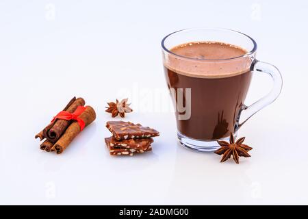 Heiße Schokolade mit Milch, Zimt, Anis und Karamell. Stockfoto