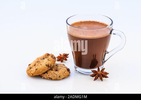 Heiße Schokolade mit Milch, Zimt, Anis und Kekse. Stockfoto