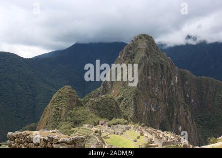 Ein Luftbild von der Rückseite Abschnitt von Machu Picchu mit der astronomischen Bauten auf Huayna Picchu im Hintergrund in Peru Stockfoto