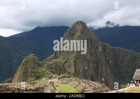 Ein Luftbild von der Rückseite Abschnitt von Machu Picchu mit der astronomischen Bauten auf Huayna Picchu im Hintergrund in Peru Stockfoto