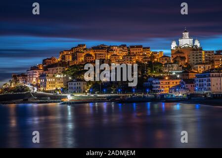 Sonnenuntergang in Porto Maurizio, einer kleinen Küstenstadt in Imperia Stockfoto