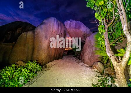 Fantastische Landschaft mit riesigen Granitfelsen Steine am Eingang zum Anse Source D'Argent Beach bei Nacht, Seychellen, La Digue Insel. Stockfoto