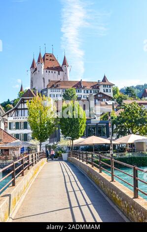 Thun, Schweiz - 8 August, 2019: Blick auf die historischen Stadt Thun. Nicht weit von der Schweizer Alpen im Berner Region liegt. Die dominierende ist berühmt Schloss Thun. Brücke über Türkis Aare. Stockfoto