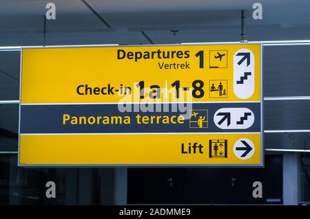 Amsterdam, Niederlande, 10. November 2019: Hinweisschild am Flughafen Schiphol, Vertrek bedeutet, Abfahrt in Niederländisch Stockfoto
