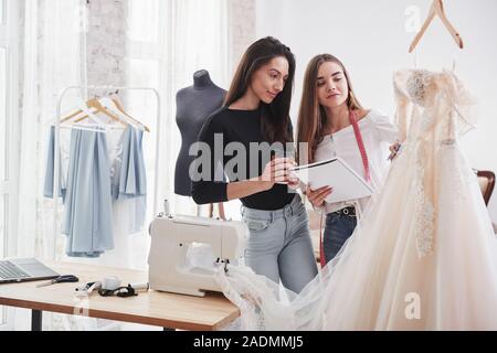 Muss perfekt für die Braut. Der Prozess der Montage das Kleid im Studio von Hand gestaltete Kleidung Stockfoto