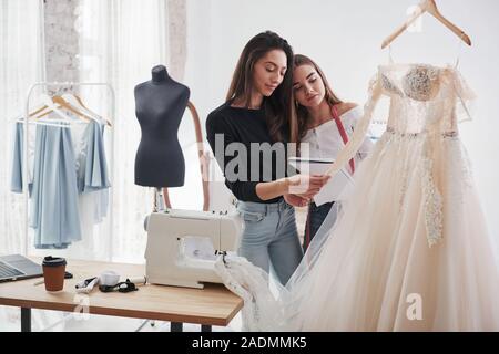 Sieht cool aus. Der Prozess der Montage das Kleid im Studio von Hand gestaltete Kleidung Stockfoto