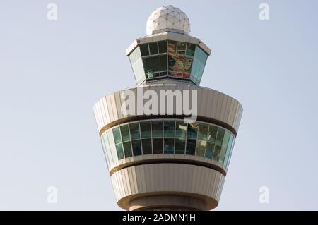 Flughafen Kontrollturm am Flughafen Schiphol Stockfoto