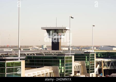 Flughafen Kontrollturm am Flughafen Schiphol Stockfoto