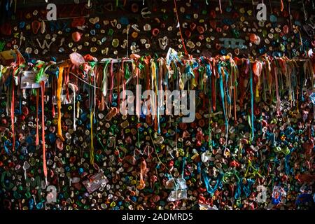 Bunte, gooey Güte an der Seattle' Gummi Wand' in der Gasse Stockfoto