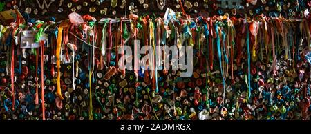 Bunte, gooey Güte an der Seattle' Gummi Wand' in der Gasse Stockfoto