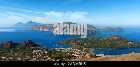 Panoramablick auf Vulcano und Lipari Äolische Inseln, Italien Stockfoto