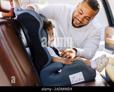 Lächelnd Mann auf seinen Sohn in einem Auto Stockfoto