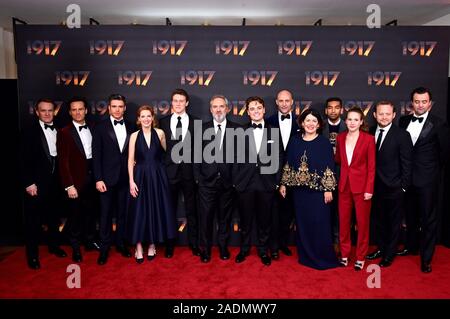Jamie Parker, Andrew Scott, Richard Madden, Krysty Wilson-Cairns, George MacKay, Regisseur Sam Mendes, Dean-Charles Chapman, Mark Strong, Pippa Harris, Nabhaan Rizwan, Claire Duburcq und Daniel Mays an der 1917 Weltpremiere am Leicester Square, London. Stockfoto