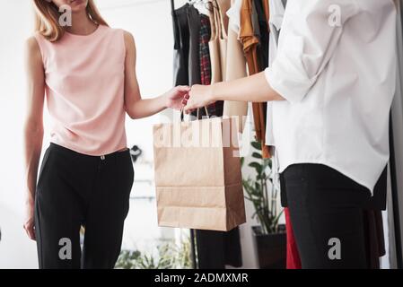 Alles ist bereit. Die Reihenfolge in der Näherei im Paket. Neue handgefertigte Kleidung Stockfoto