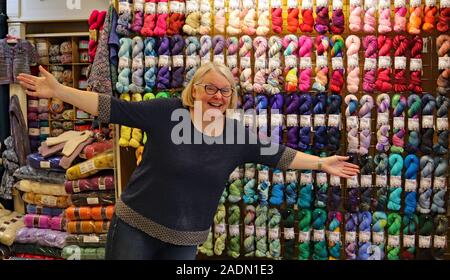 Barbara alle meine eigene Arbeit Ring Rosie shop 24.9.19. Barbara Lowe der Eigentümer aus zeigt Ihre Anzeige von Hand gefärbte Garne in Ihrem Shop, in Whitley Bay. Stockfoto