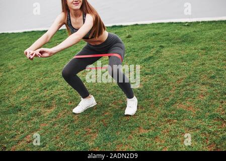 Junge blonde haben Training im Freien auf der grünen Wiese in der Nähe der Wasser Stockfoto