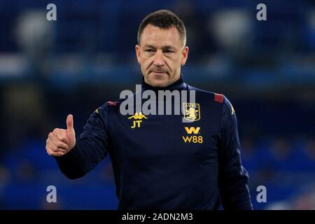 London, Großbritannien. 04 Dez, 2019. Aston Villa Assistant Manager John Terry gibt die Daumen bis zu den Chelsea Fans auf seinem ersten Match zurück im Club seit seiner Abreise in 2017. Premier League match, Chelsea gegen Aston Villa an der Stamford Bridge Stadion in London am Mittwoch, 4. Dezember 2019. Dieses Bild dürfen nur für redaktionelle Zwecke verwendet werden. Nur die redaktionelle Nutzung, eine Lizenz für die gewerbliche Nutzung erforderlich. Keine Verwendung in Wetten, Spiele oder einer einzelnen Verein/Liga/player Publikationen. pic von Steffan Bowen/Andrew Orchard sport Fotografie/Alamy Live news Credit: Andrew Orchard sport Fotografie/Alamy leben Nachrichten Stockfoto