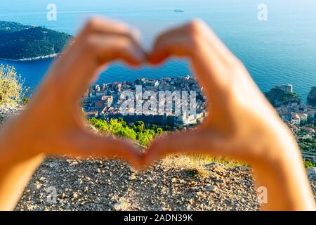 Blick auf Dubrovnik durch Frauen herzförmigen Hände. Kroatien, Europa Stockfoto