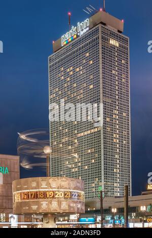 Berlin, Deutschland. Park Inn By Raddisson Hotel am Alexanderplatz in der Nacht Stockfoto