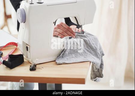 Der Frau die Hände auf. Weibliche Mode Designer arbeitet auf der neuen Kleidung in der Werkstatt Stockfoto