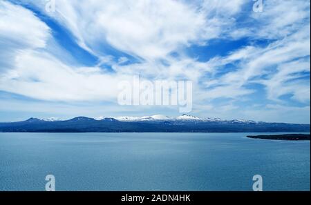 Sevan in Armenien, schöne Aussicht auf den See an einem sonnigen hellen Frühling, schöne Wolken Stockfoto