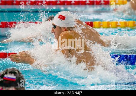 Glasgow, Schottland, Großbritannien. 4. Dez 2019. Emre Sakci der Türkei in Aktion während der Männer 50 m Brustschwimmen final, bei Tag 1 Der LEN Europäischen kurzen Kurs Schwimmen Meisterschaften 2019, in Tollcross International Swimming Center. Credit: Iain McGuinness/Alamy leben Nachrichten Stockfoto