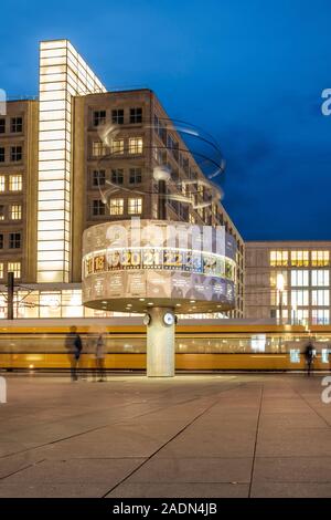 Berlin, Deutschland, die Urania Weltzeituhr auf dem Alexanderplatz in der Nacht Stockfoto