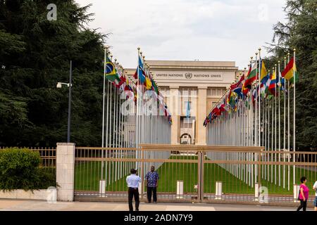 Touristen Aufnahmen im Hof der Fahnen auf das Büro der Vereinten Nationen in Genf, UNOG, Palais des Nations, Genf, Schweiz Stockfoto