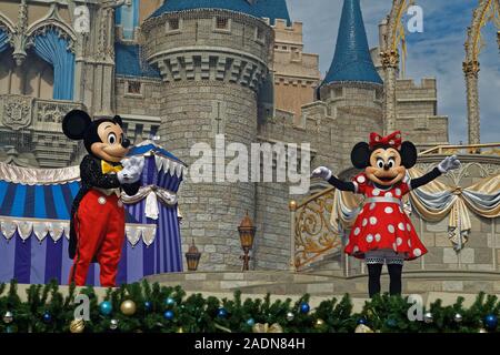 Mickey und Minnie Disney Hauptfiguren, tanzen in The Dreams Come True Performance im Magic Kingdom Orlando Florida Stockfoto