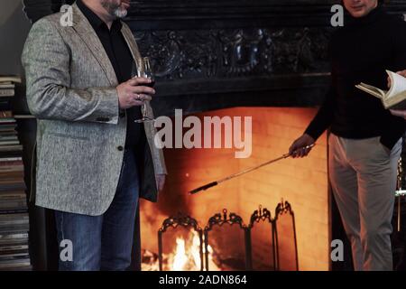 7/8-Foto. Familie Freunde nette Zeit im schönen luxuriösen, modernen Restaurant Stockfoto