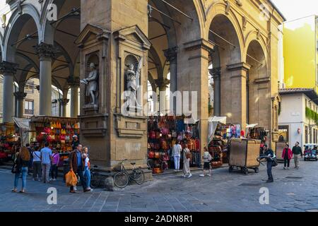 Blick auf den Mercato del Porcellino mit marktständen unter der Loggia im historischen Zentrum von Florenz, UNESCO-Weltkulturerbe, Toskana, Italien Stockfoto