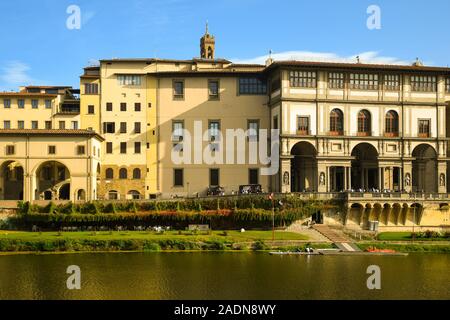 Blick auf den Fluss Arno waterfront (Lungarno) mit der Vasarian Flur und den Uffizien in Florenz, der Unesco W.H. Ort, Toskana, Italien Stockfoto